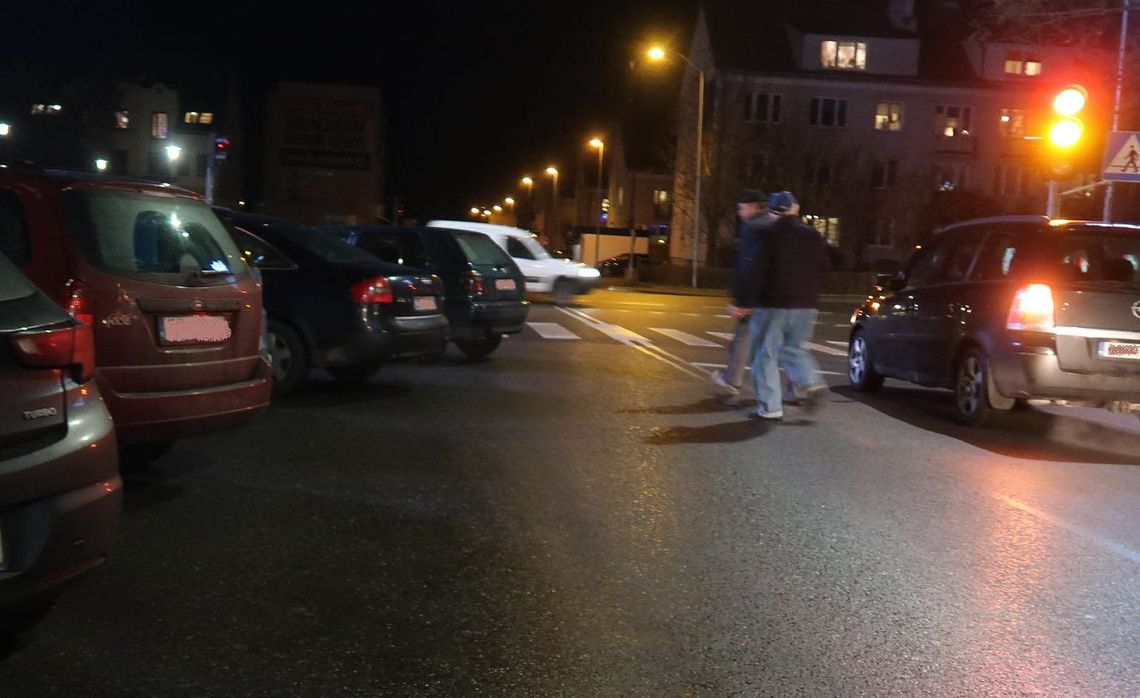 Zostawili samochód na środku ulicy i poszli po... karpie