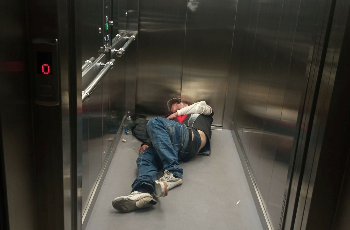 Zrobił sobie noclegownię w... windzie Zrobił sobie noclegownię w... windzie