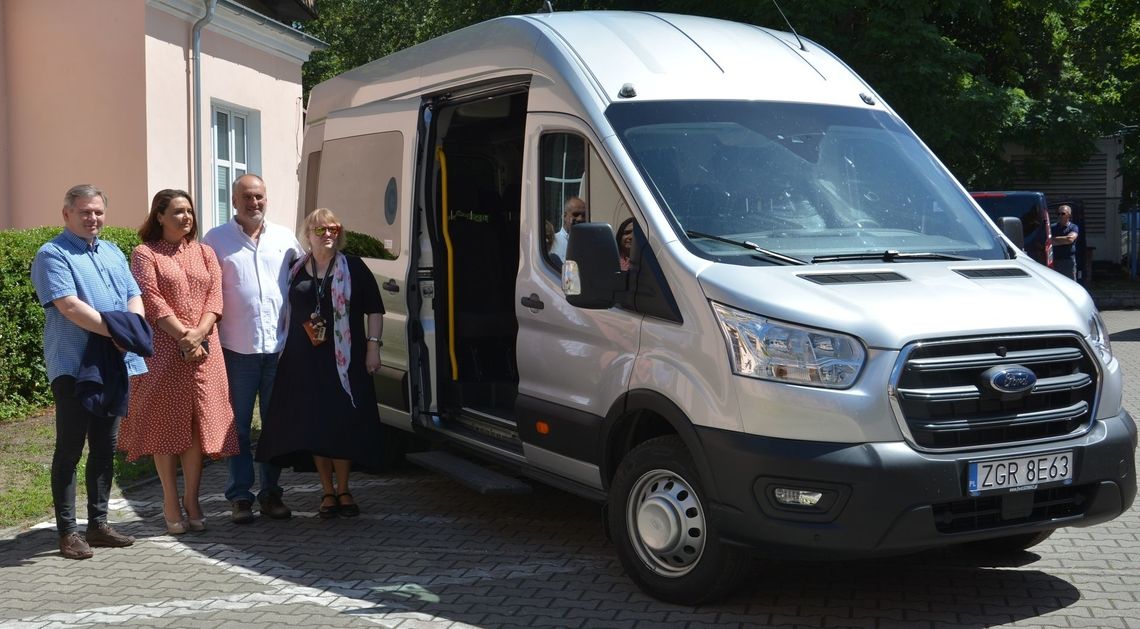 Zrobili sobie zdjęcie przy busie kupionym przez... PFRON