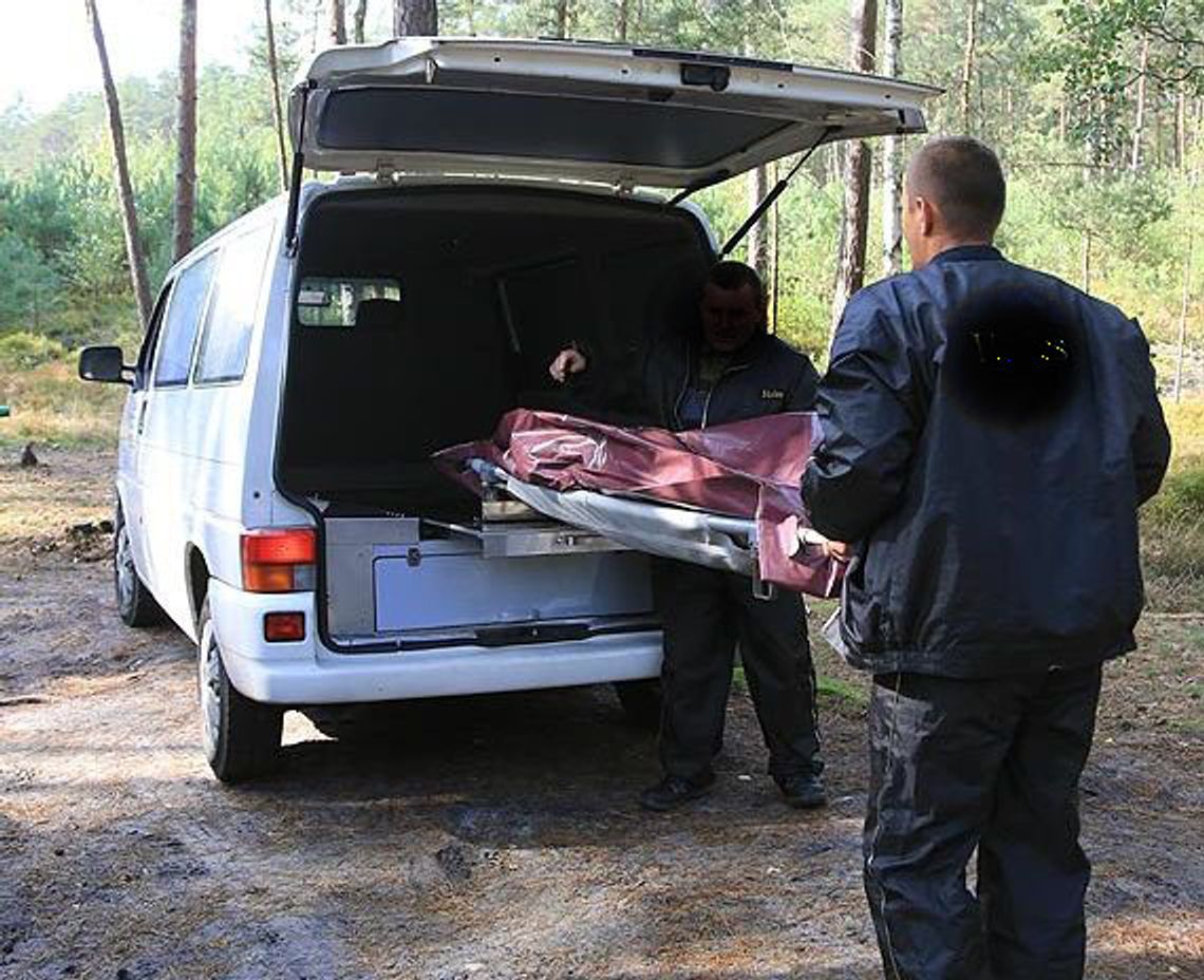 Zwłoki znaleźli w aucie Zwłoki znaleźli w aucie