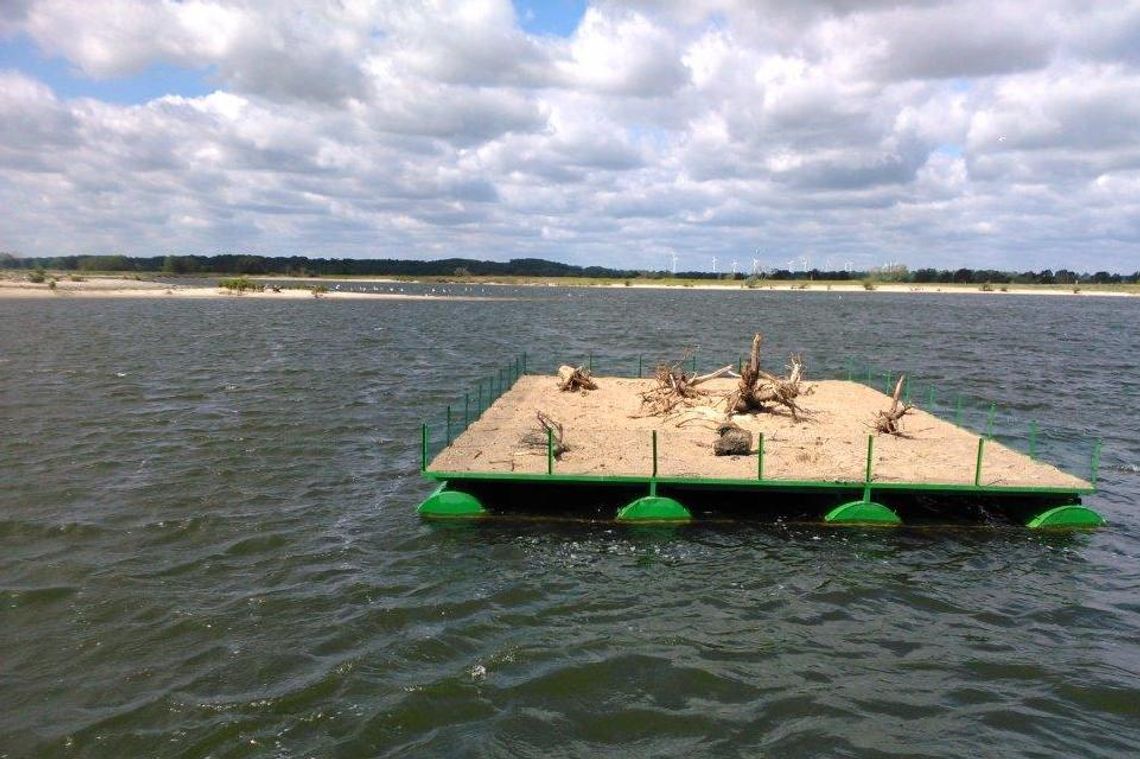 Zwodowali pływającą platformę dla ptaków Zwodowali pływającą platformę dla ptaków