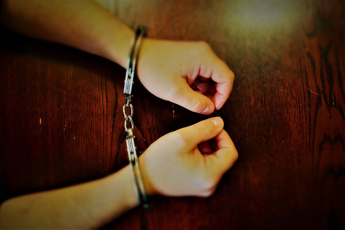 Zwrócił na siebie uwagę, bo nie miał maseczki. Kradł w sklepie alkohol