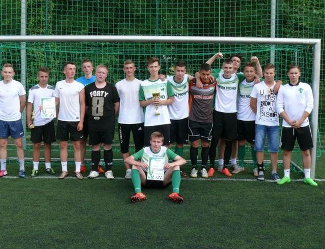 Zwycięzcy turnieju tenisa ziemnego, piłki siatkowej trójek oraz piłki nożnej szóstek