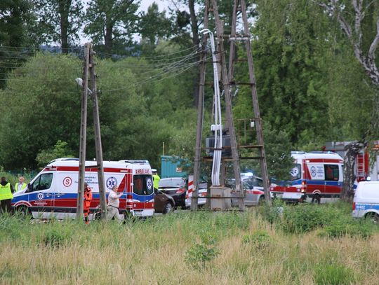 Ciężarówka uderzyła w pociąg niedaleko Daleszewa. Wśród rannych są dzieci [FOTO]