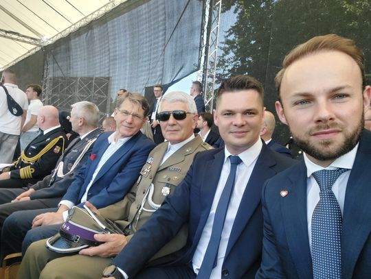 Minister obrony z przewodniczącym powiatu gryfińskiego na defiladzie [FOTO]